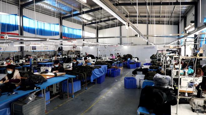 洛寧縣城關(guān)鎮(zhèn)鄉(xiāng)賢黃京玉 一朵怒放的鄉(xiāng)賢花，托起箱包加工致富夢(mèng)